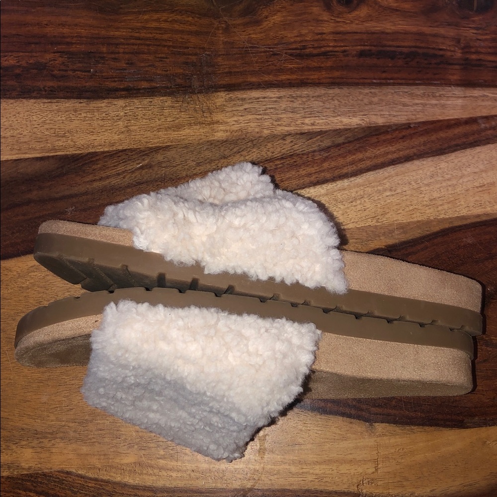 VGUC stars above Cream Faux-Shearling Slide Sandals - Picture 8 of 8